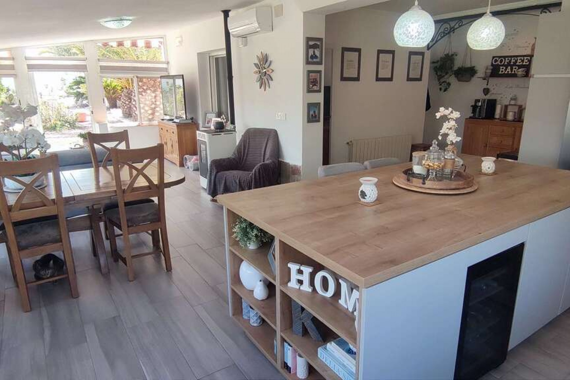 Återförsäljning - Villa -
Sax - Inland