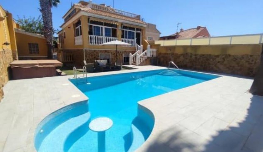 Återförsäljning - Villa -
Torrevieja - aguas nuevas