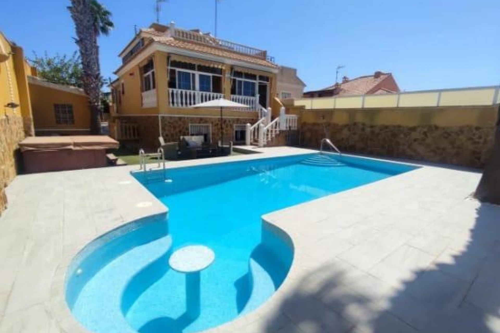 Återförsäljning - Villa -
Torrevieja - aguas nuevas