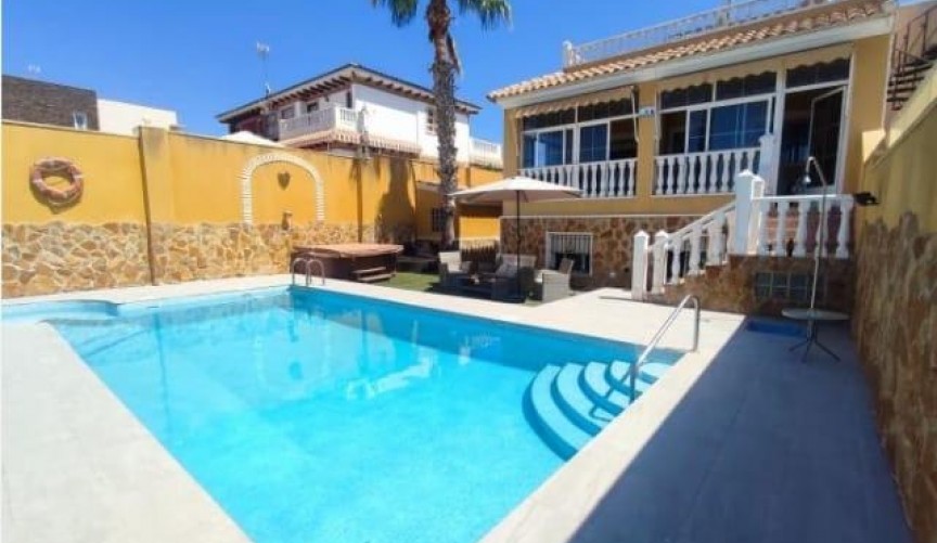 Återförsäljning - Villa -
Torrevieja - aguas nuevas