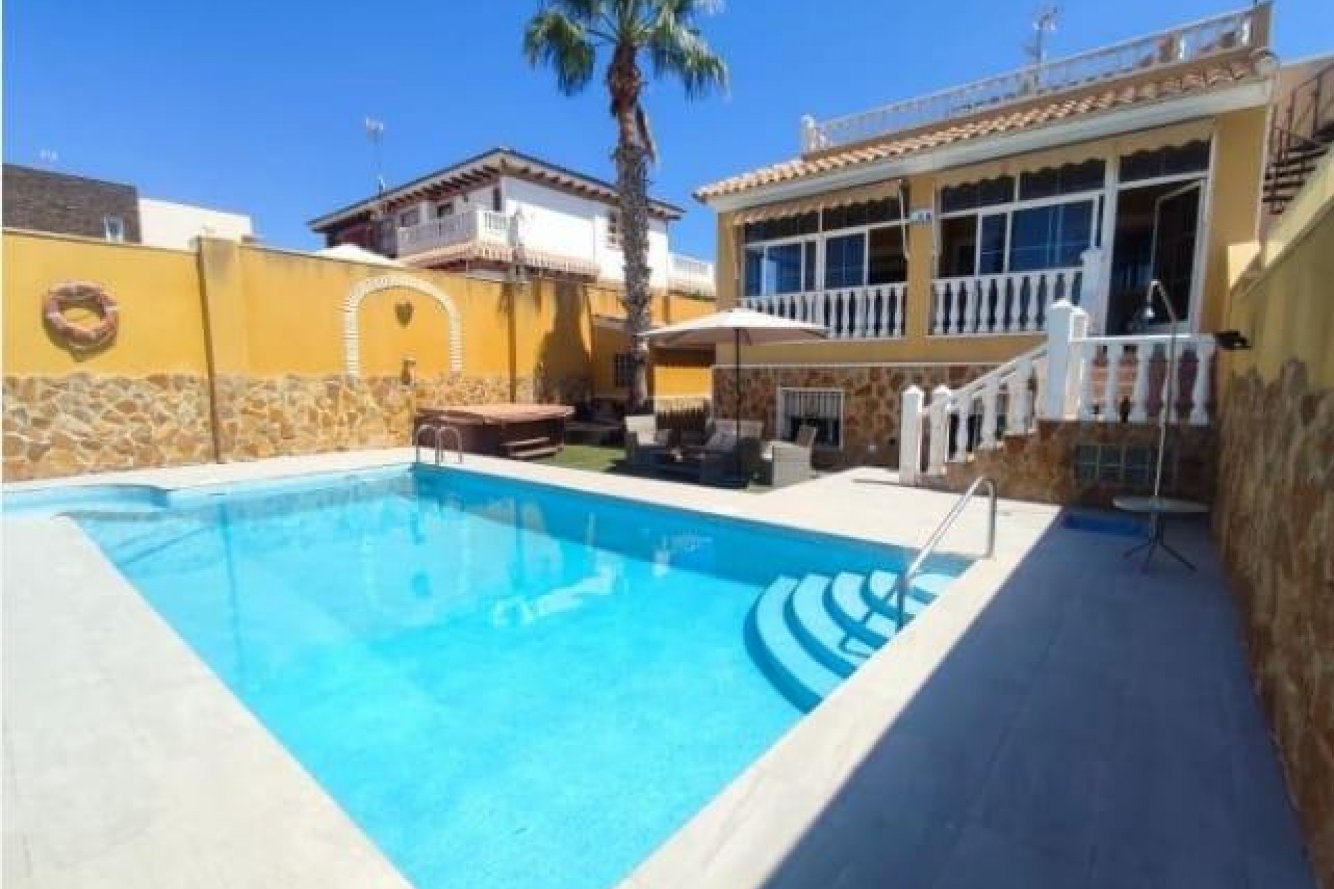 Återförsäljning - Villa -
Torrevieja - aguas nuevas