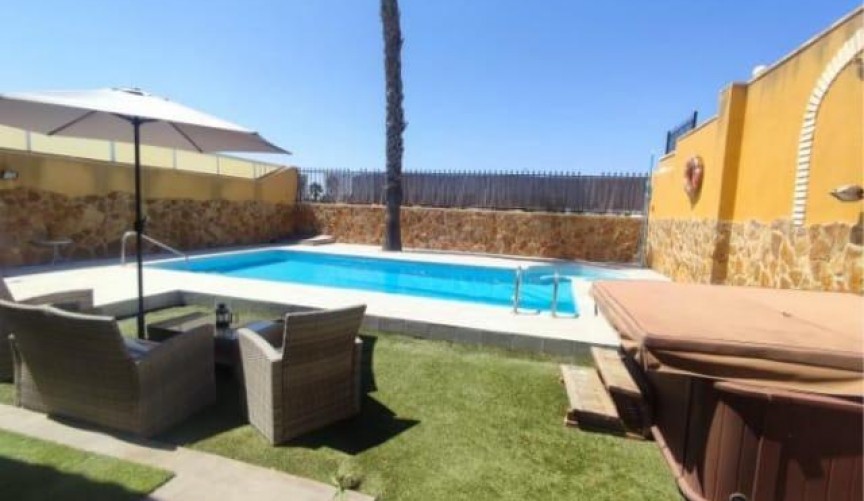 Återförsäljning - Villa -
Torrevieja - aguas nuevas