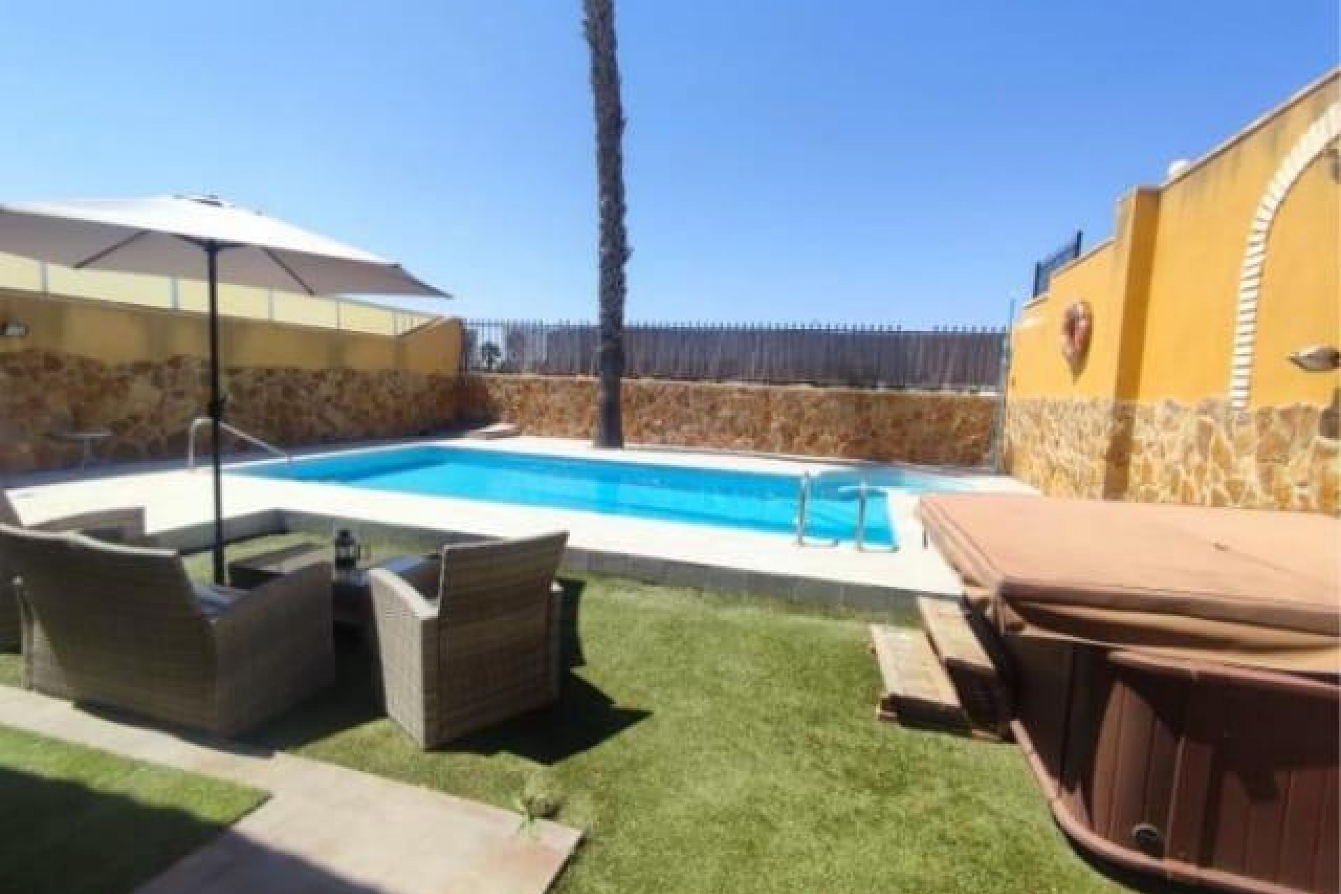 Återförsäljning - Villa -
Torrevieja - aguas nuevas