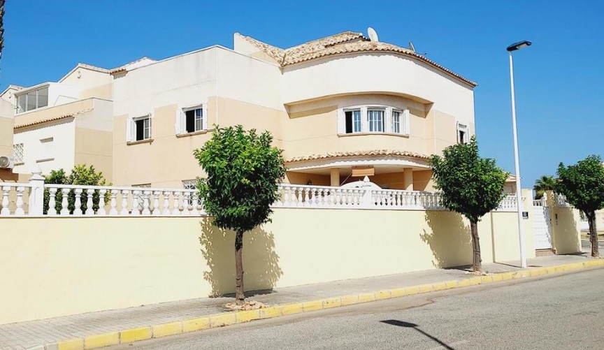 Återförsäljning - Villa -
Torrevieja - BAÑOS DE EUROPA LAS TORRETAS