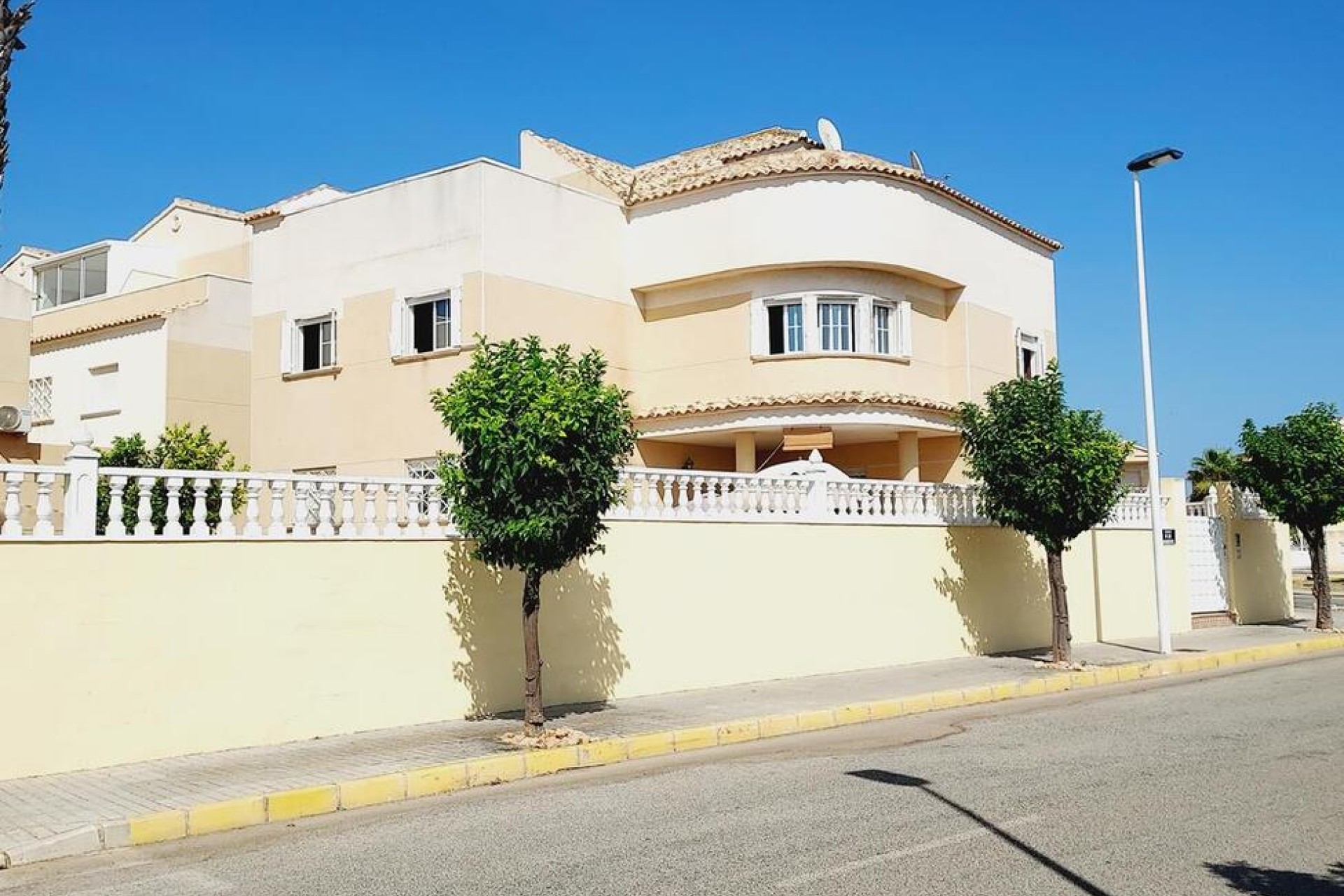 Återförsäljning - Villa -
Torrevieja - BAÑOS DE EUROPA LAS TORRETAS