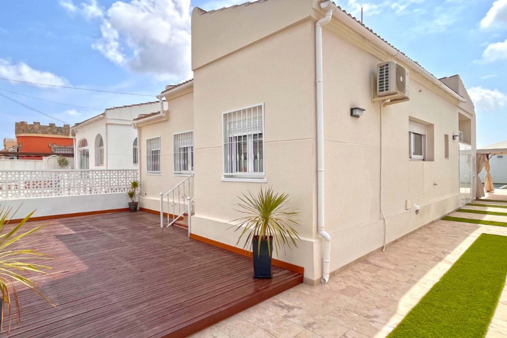 Återförsäljning - Villa -
Torrevieja - Costa Blanca