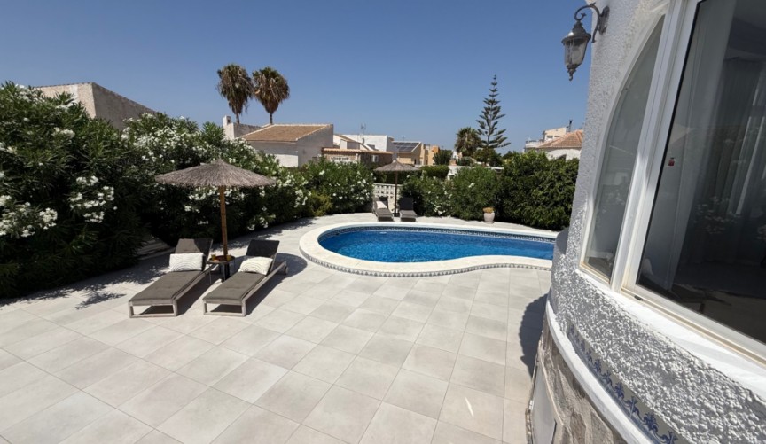 Återförsäljning - Villa -
Torrevieja - Costa Blanca