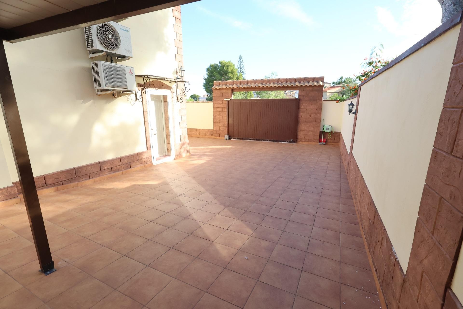 Återförsäljning - Villa -
Torrevieja - Costa Blanca