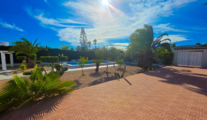 Återförsäljning - Villa -
Torrevieja - Costa Blanca