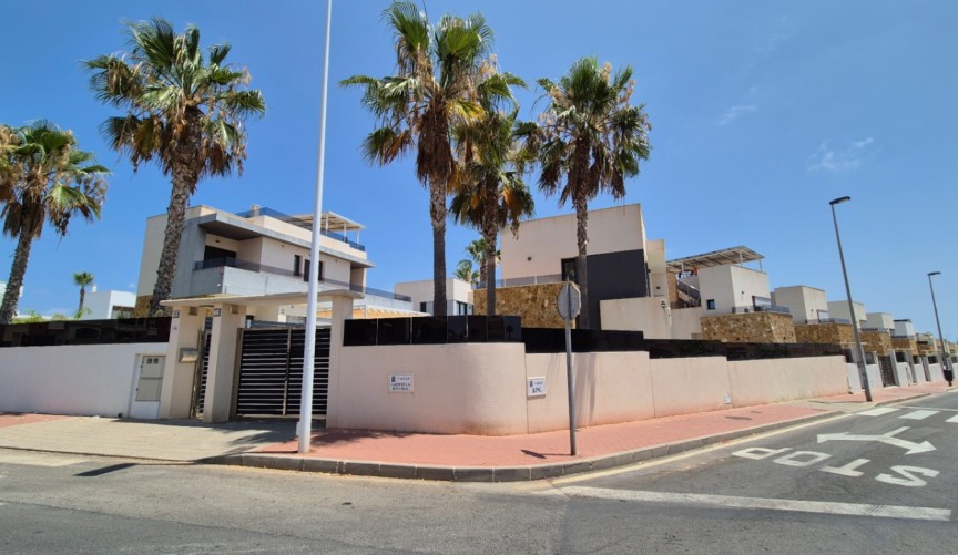 Återförsäljning - Villa -
Torrevieja - Costa Blanca