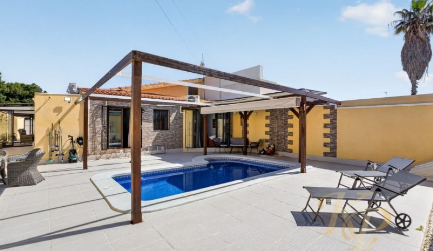 Återförsäljning - Villa -
Torrevieja - Costa Blanca