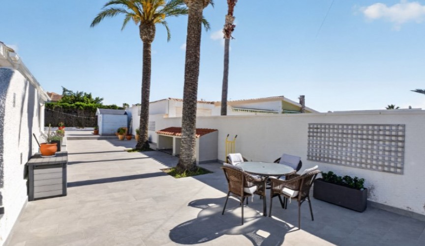 Återförsäljning - Villa -
Torrevieja - Costa Blanca