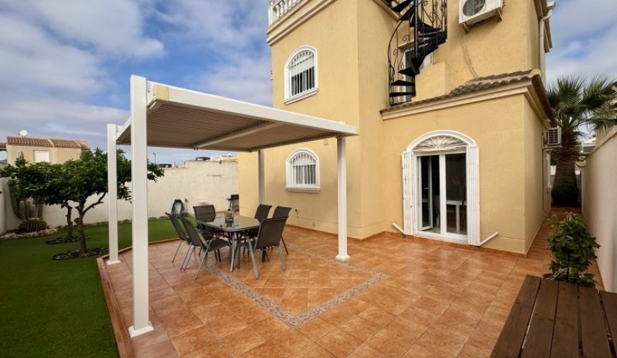 Återförsäljning - Villa -
Torrevieja - Costa Blanca