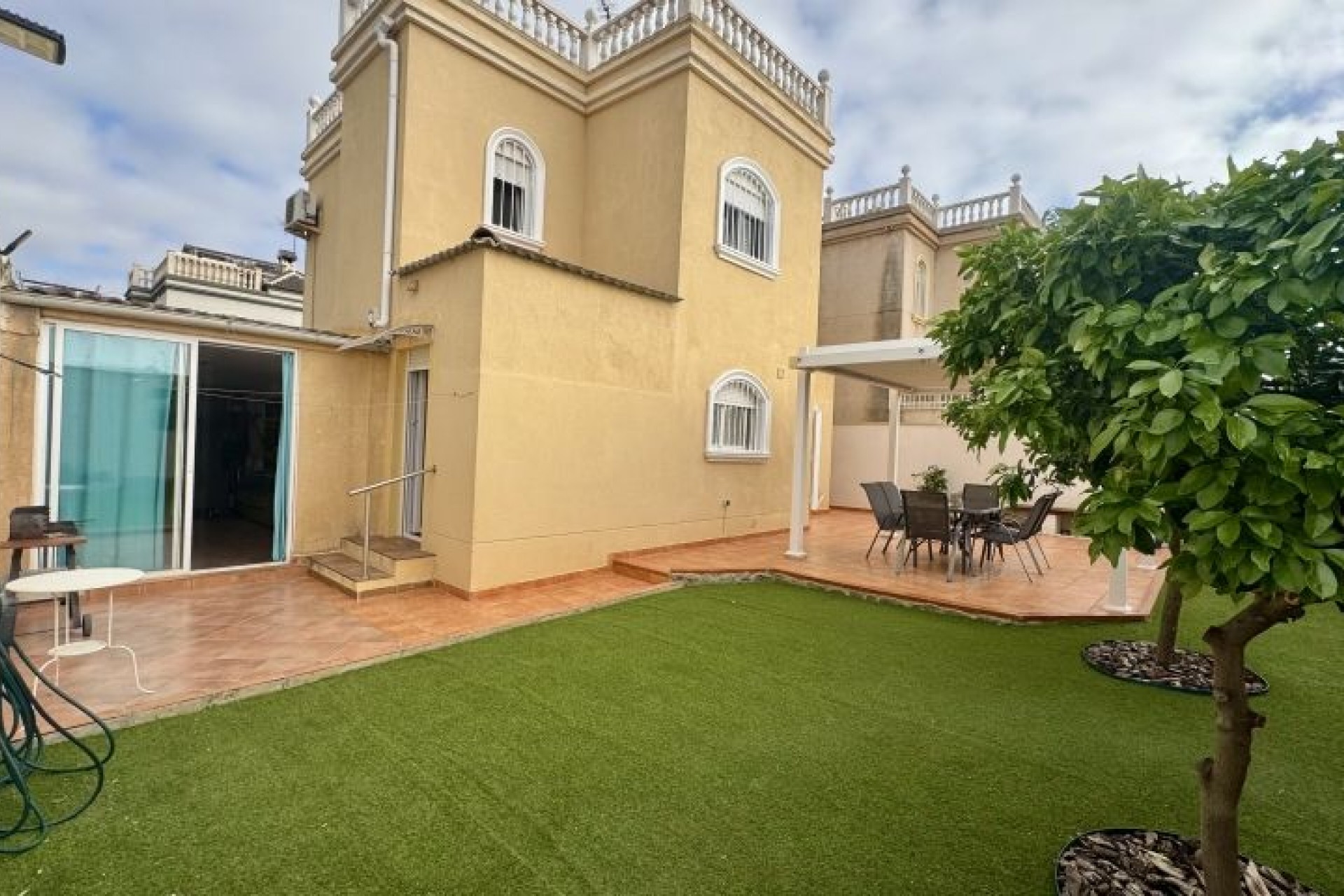 Återförsäljning - Villa -
Torrevieja - Costa Blanca