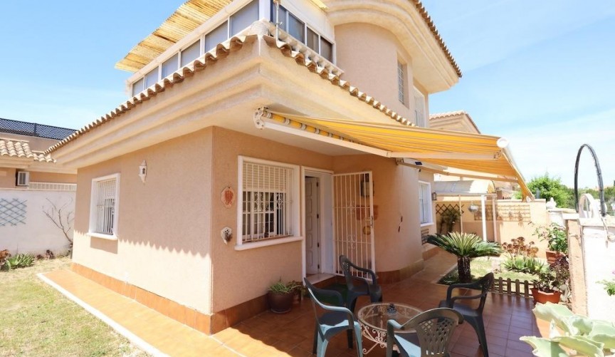 Återförsäljning - Villa -
Torrevieja - Costa Blanca