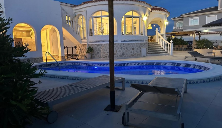 Återförsäljning - Villa -
Torrevieja - Costa Blanca