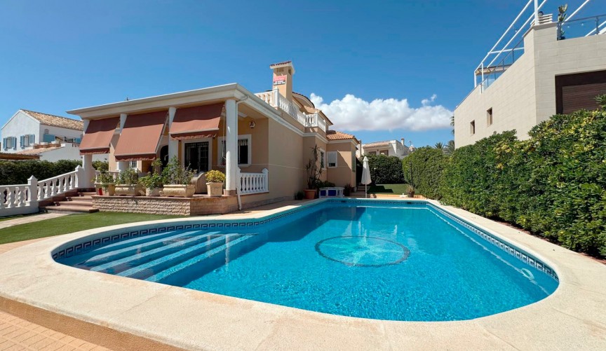 Återförsäljning - Villa -
Torrevieja - Costa Blanca