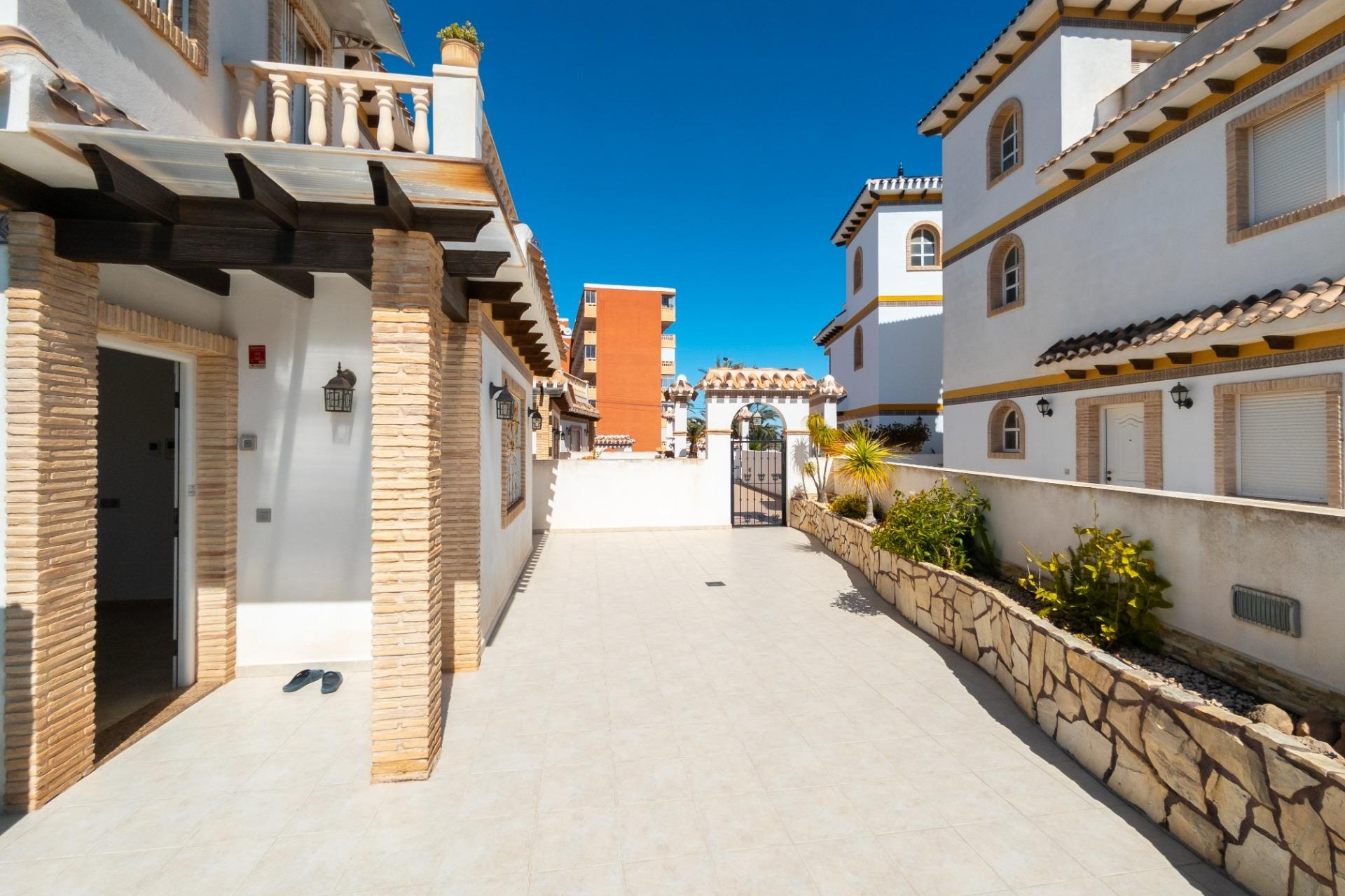 Återförsäljning - Villa -
Torrevieja - La Mata