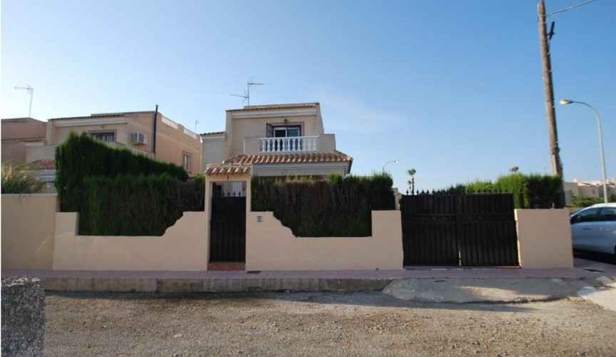 Återförsäljning - Villa -
Torrevieja - La Siesta - El Salado - Torreta