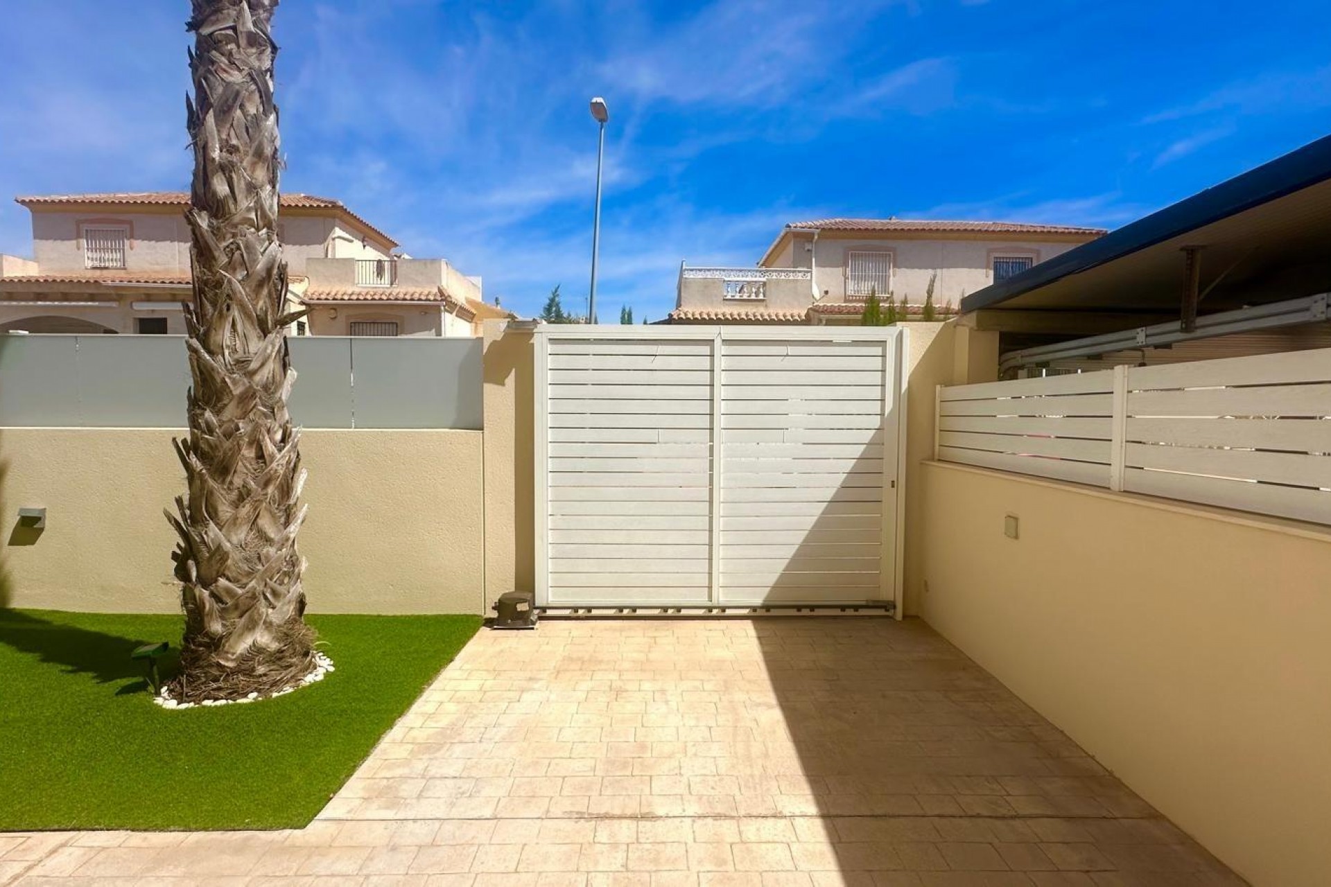Återförsäljning - Villa -
Torrevieja - Miramar - Torre Del Moro
