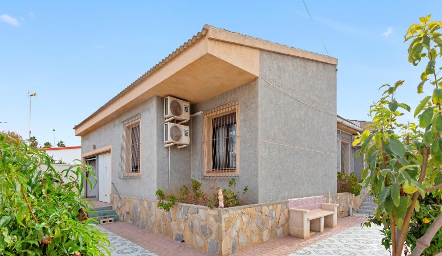 Återförsäljning - Villa -
Torrevieja - Nueva Torrevieja