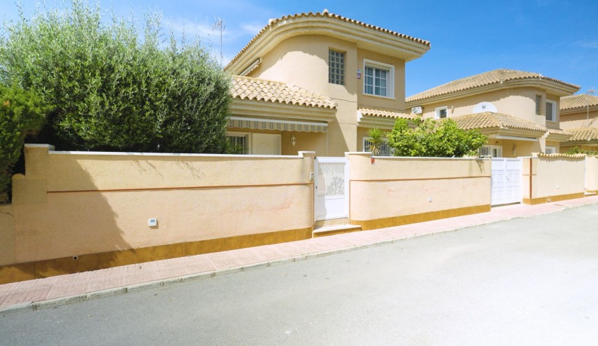 Återförsäljning - Villa -
Torrevieja - Punta Prima