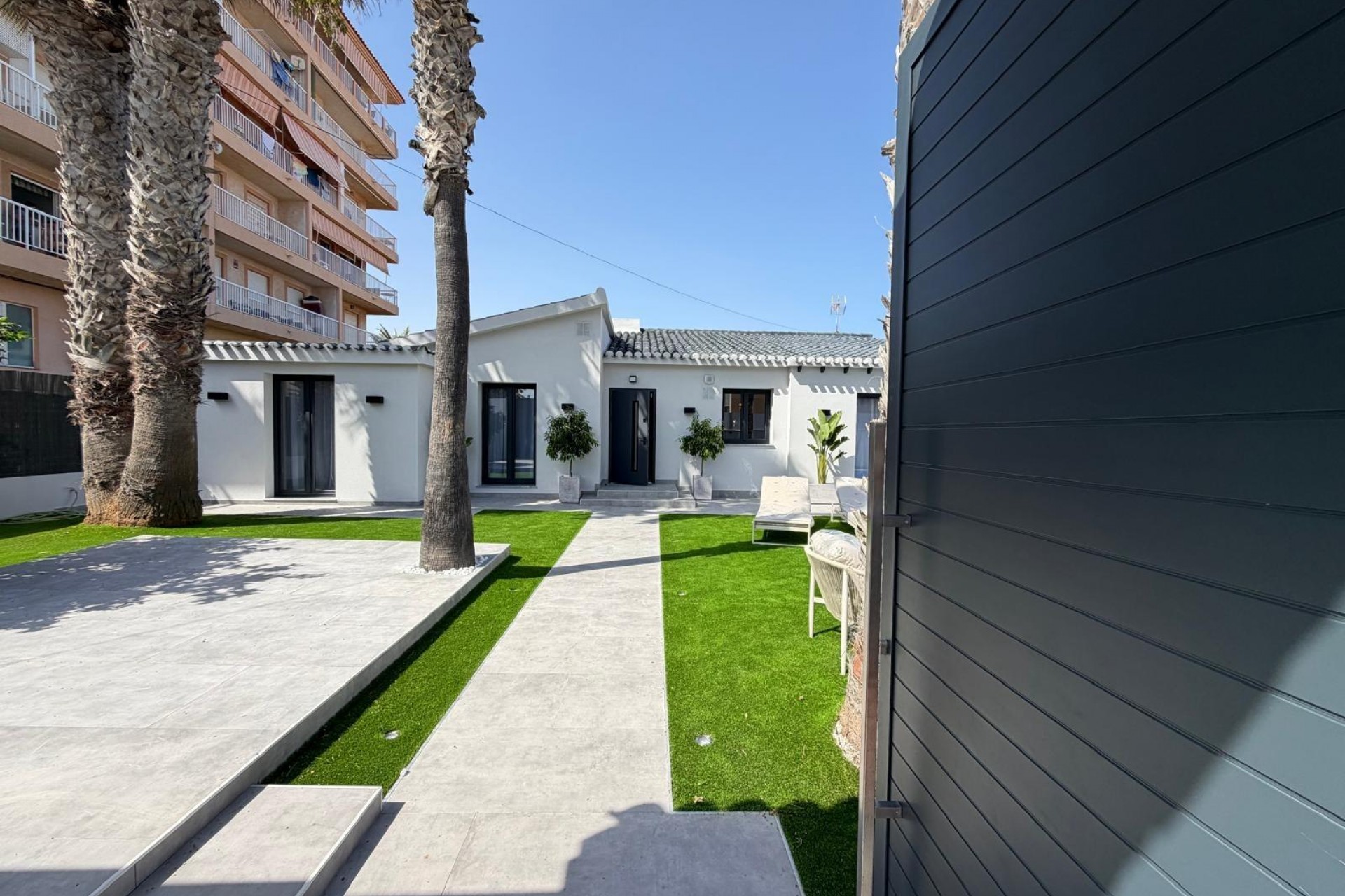 Återförsäljning - Villa -
Torrevieja - Punta Prima