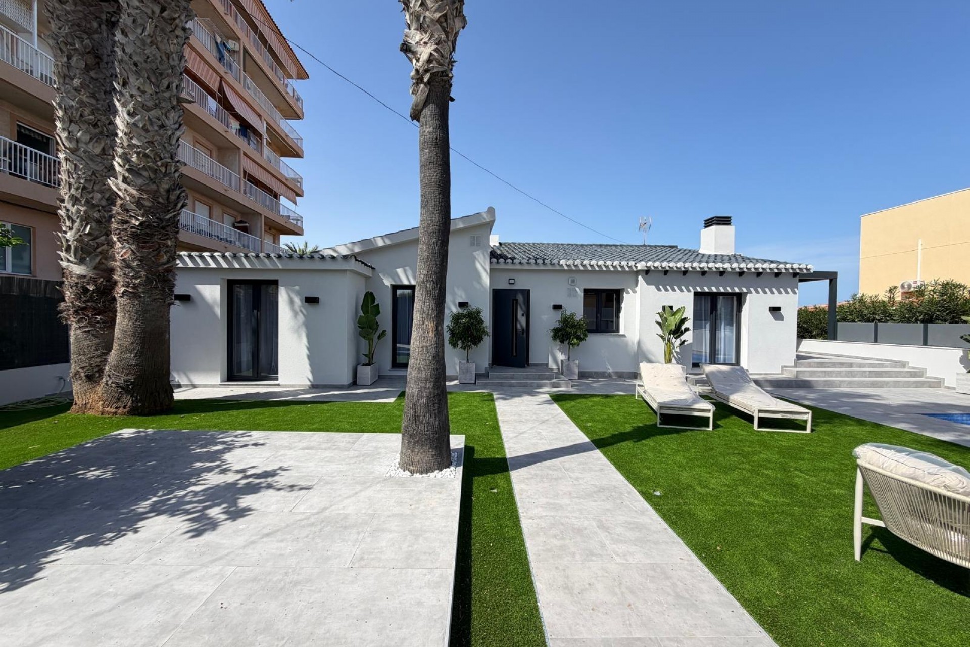 Återförsäljning - Villa -
Torrevieja - Punta Prima