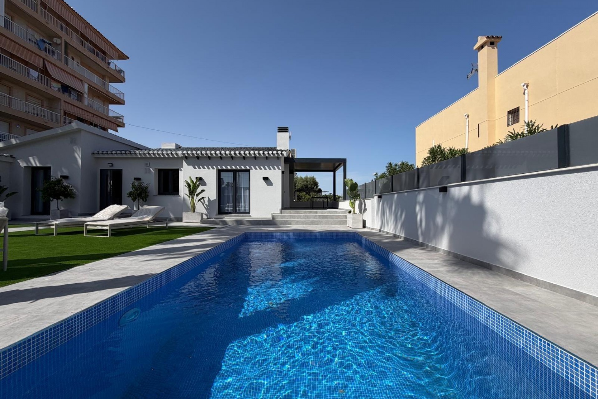 Återförsäljning - Villa -
Torrevieja - Punta Prima