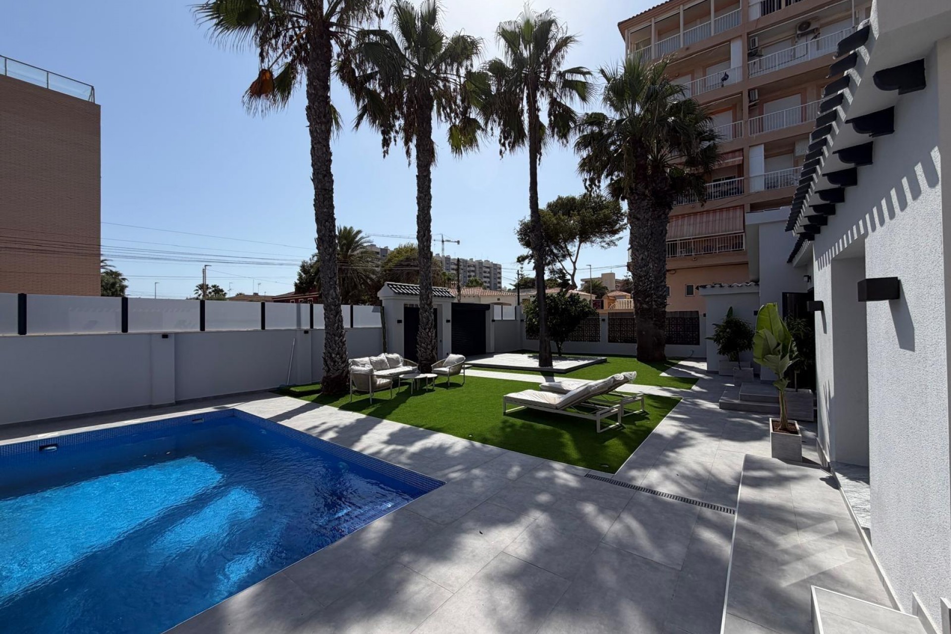 Återförsäljning - Villa -
Torrevieja - Punta Prima