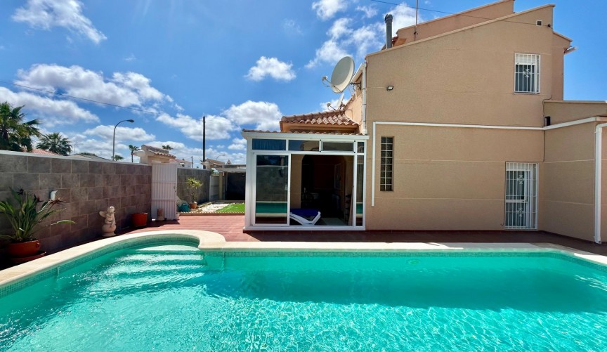 Återförsäljning - Villa -
Torrevieja - San Luis