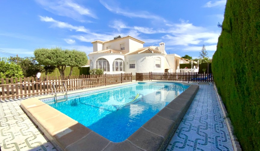 Återförsäljning - Villa -
Torrevieja