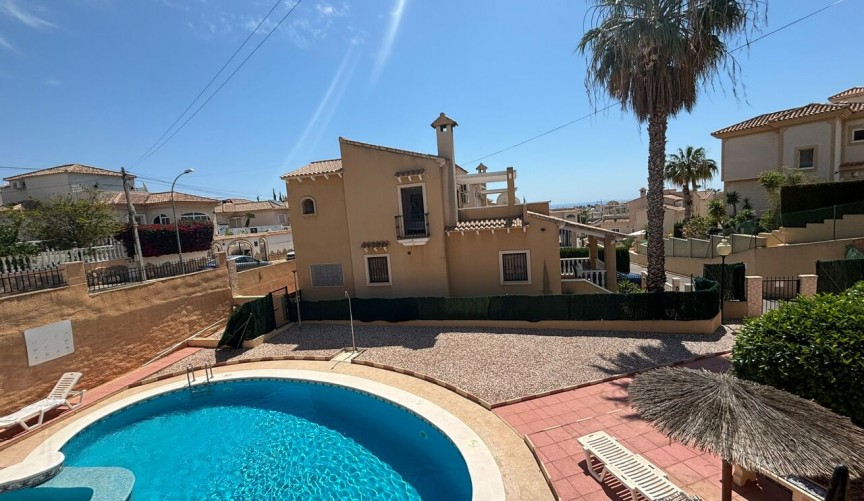 Återförsäljning - Villa -
Villamartin - Costa Blanca