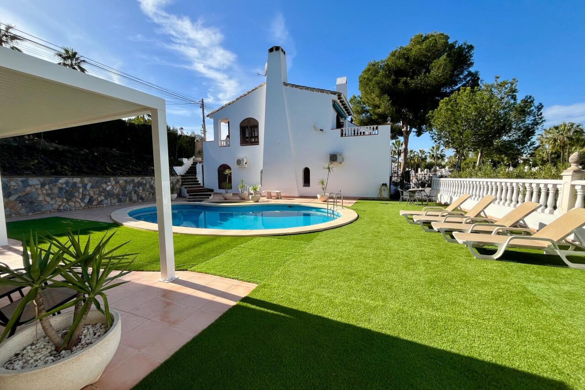 Återförsäljning - Villa -
Villamartin - Costa Blanca