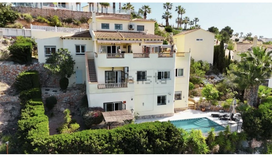 Återförsäljning - Villa -
Villamartin - Costa Blanca