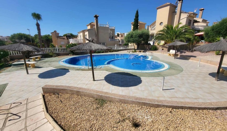 Återförsäljning - Villa -
Villamartin - Costa Blanca