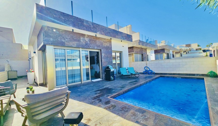 Återförsäljning - Villa -
Villamartin - Costa Blanca