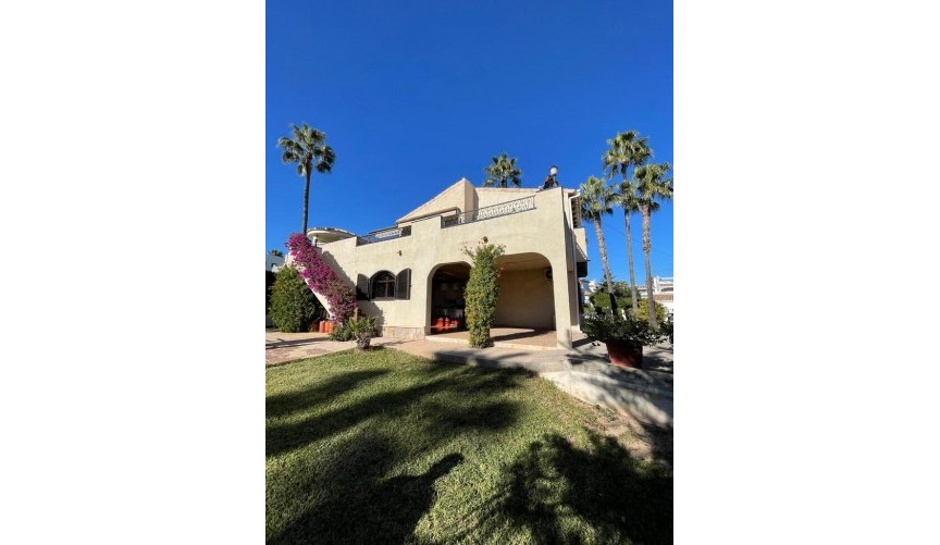 Återförsäljning - Villa -
Villamartin - Costa Blanca