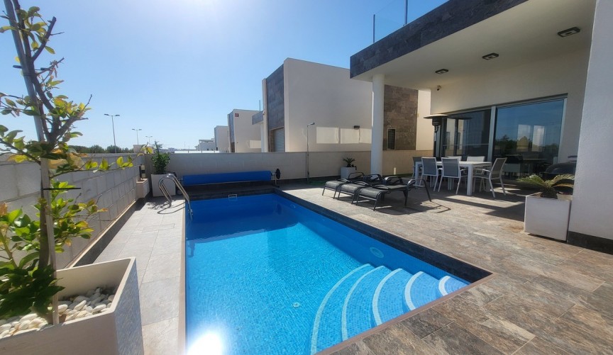 Återförsäljning - Villa -
Villamartin - Costa Blanca