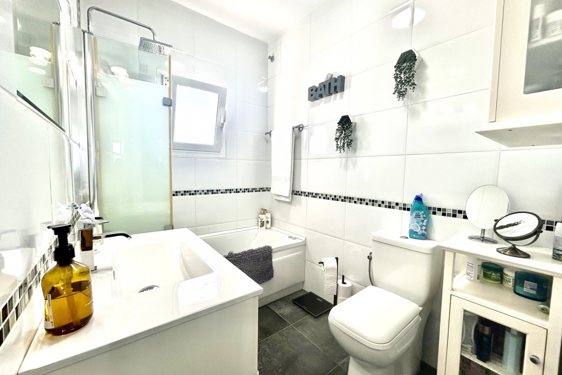 Återförsäljning - Villa -
Villamartin - Costa Blanca