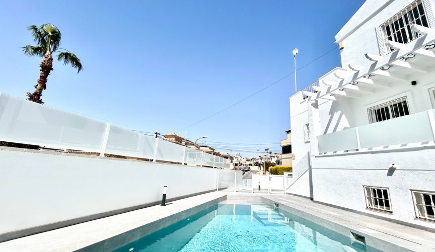 Återförsäljning - Villa -
Villamartin - Costa Blanca