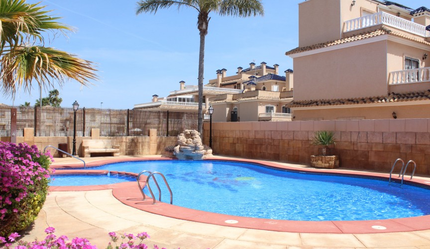 Återförsäljning - Villa -
Villamartin - Costa Blanca
