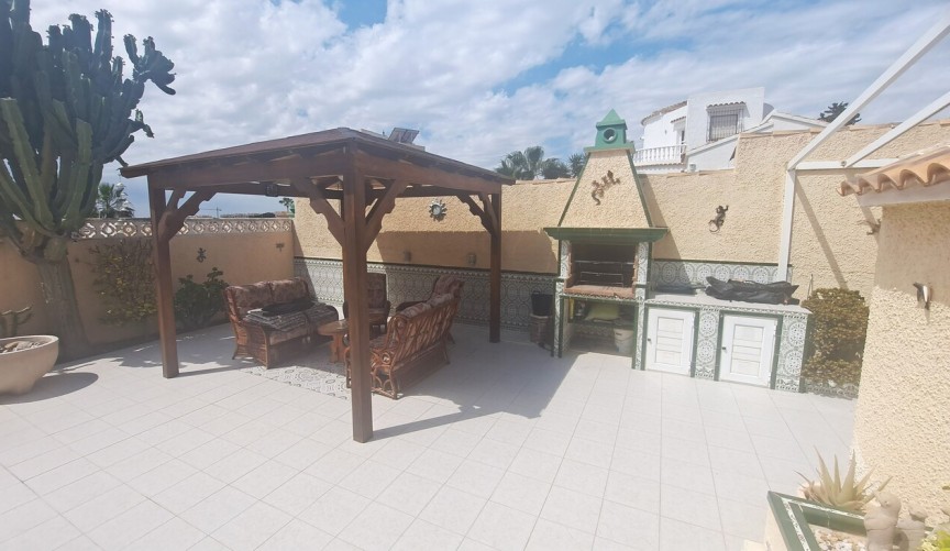 Återförsäljning - Villa -
Villamartin - Costa Blanca