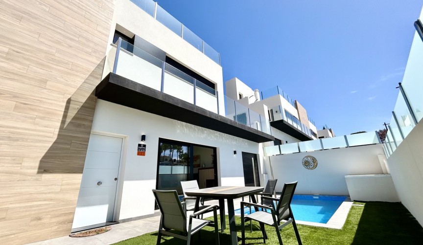 Återförsäljning - Villa -
Villamartin - Costa Blanca