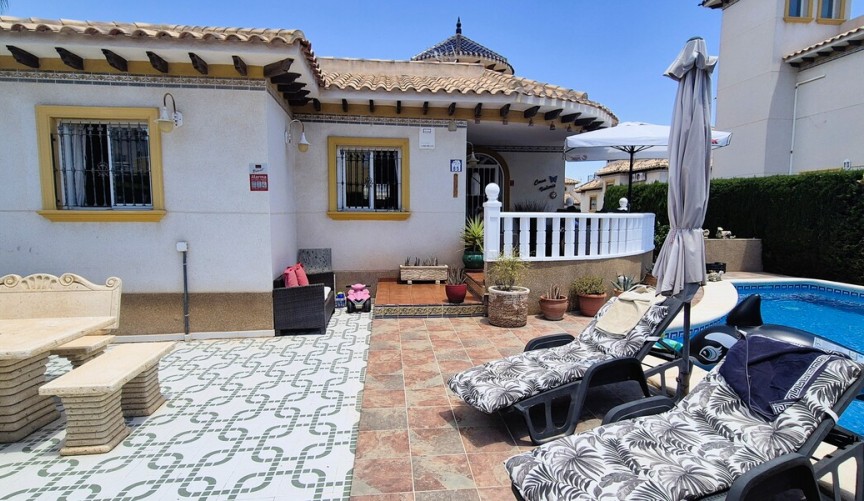 Återförsäljning - Villa -
Villamartin - Costa Blanca