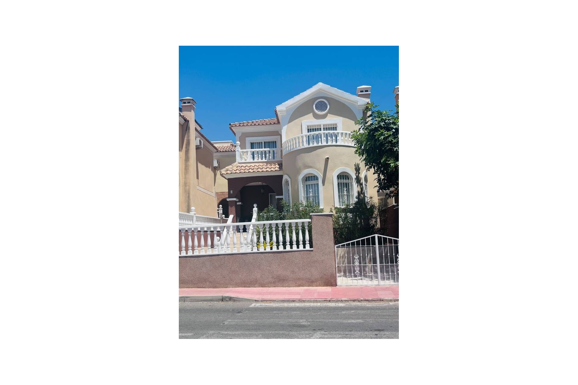 Återförsäljning - Villa -
Villamartin - Costa Blanca