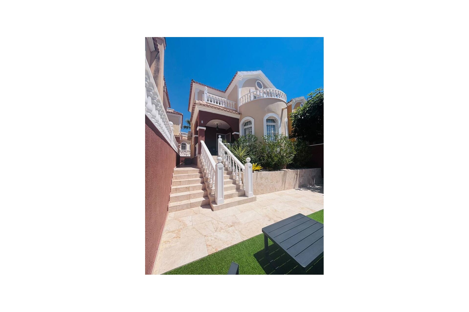Återförsäljning - Villa -
Villamartin - Costa Blanca