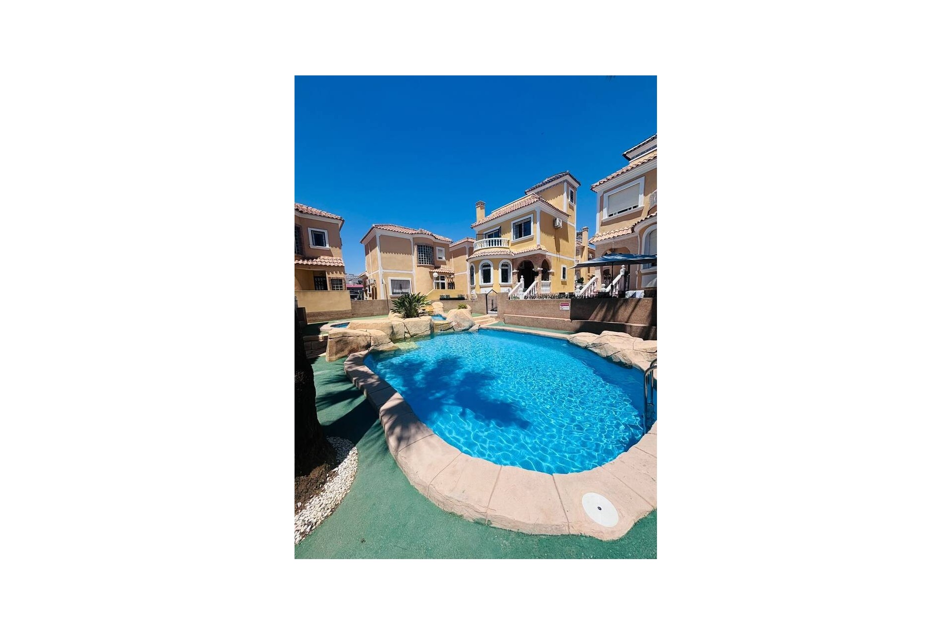 Återförsäljning - Villa -
Villamartin - Costa Blanca