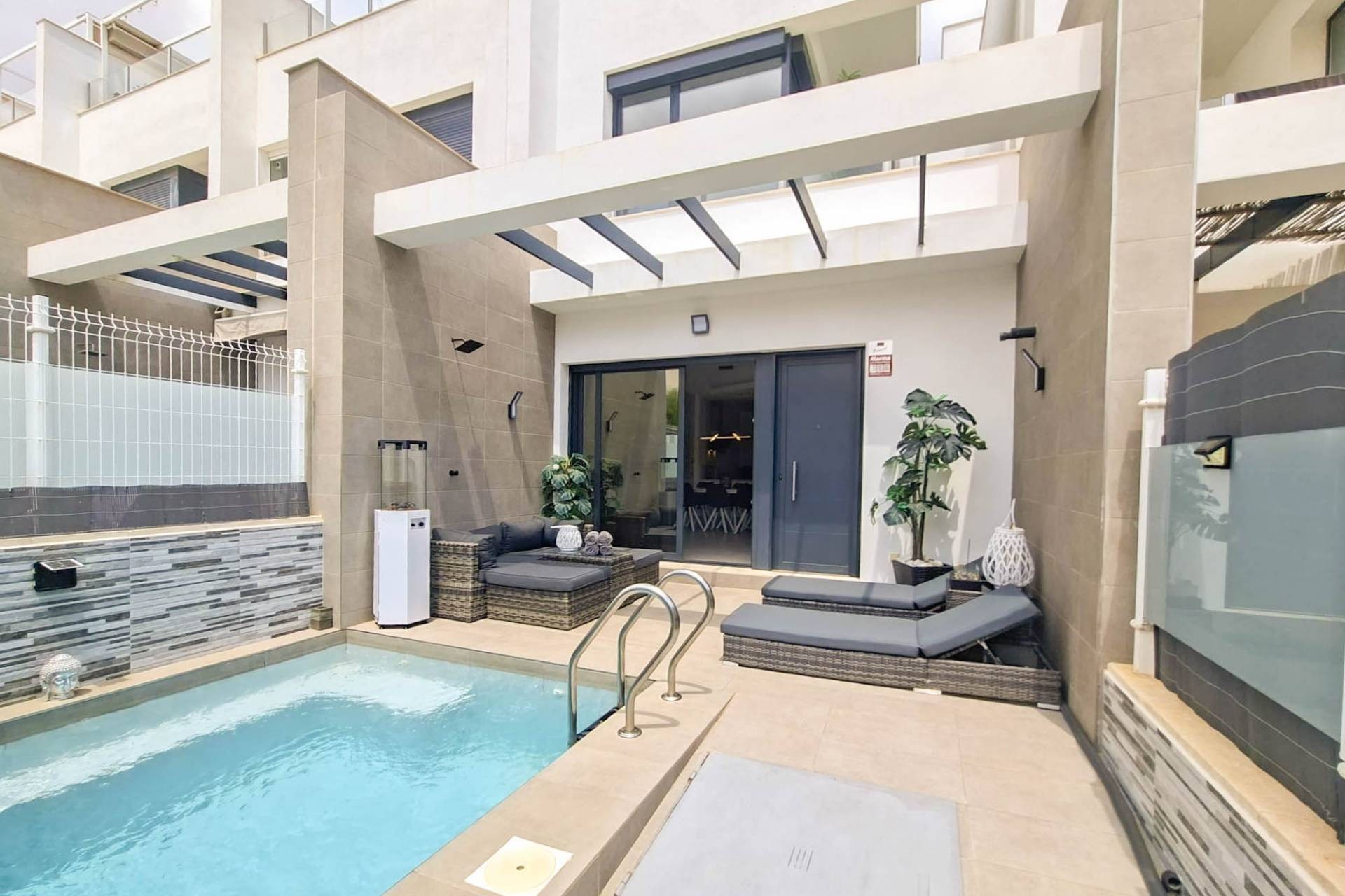 Återförsäljning - Villa -
Villamartin - Costa Blanca