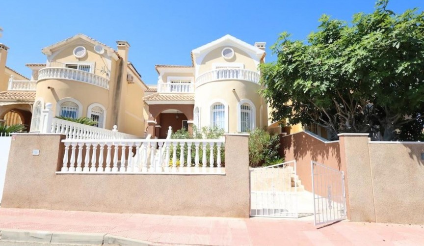 Återförsäljning - Villa -
Villamartin - Costa Blanca